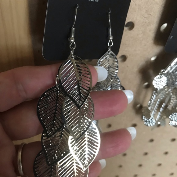 Multiple silver feather design drop earrings. - Picture 2 of 2